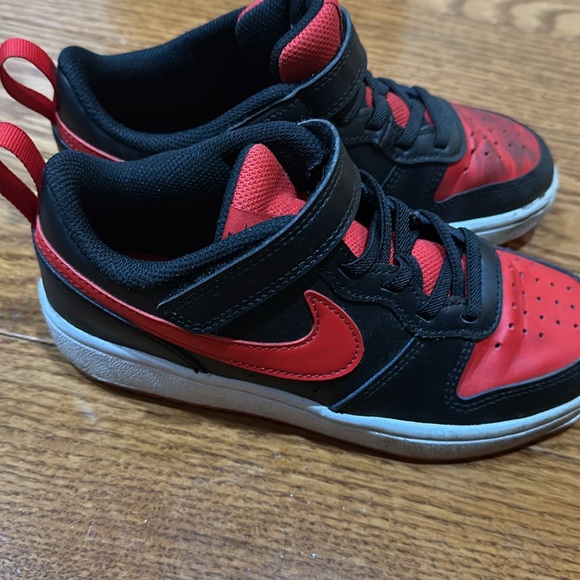 Kids Nike black and red sneakers - Picture 4 of 4